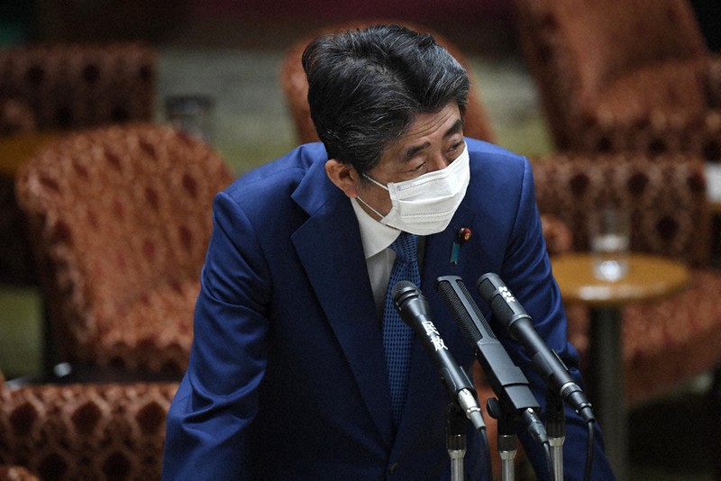 参院議院運営委員会で「桜を見る会」前夜祭の費用補塡問題について答える安倍晋三前首相=国会内で2020年12月25日午後4時27分、竹内紀臣撮影