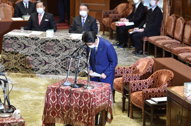 衆院議院運営委員会で「桜を見る会」前夜祭の費用補塡問題について説明し、頭を下げる安倍晋三前首相=国会内で2020年12月25日午後1時3分、竹内紀臣撮影
