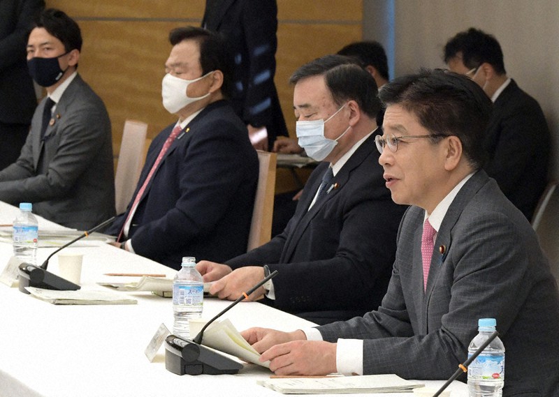 成長戦略会議で発言する加藤勝信官房長官(右端)。左端は小泉進次郎環境相=首相官邸で2020年12月25日午後2時47分、竹内幹撮影