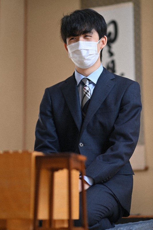 インタビューに答える将棋の藤井聡太王位=東京都渋谷区の将棋会館で、宮間俊樹撮影