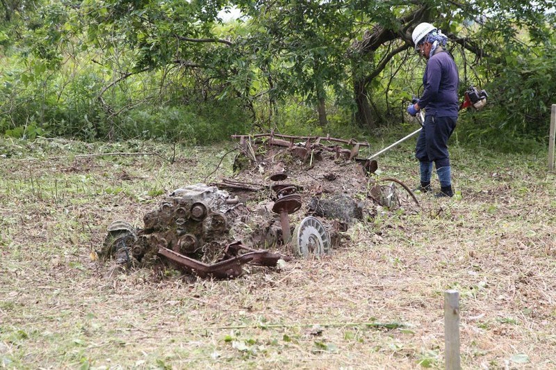 定点周辺に残る毎日新聞の取材車。6月3日を前に草刈りで姿を現すが、普段は草に埋もれている=2020年5月