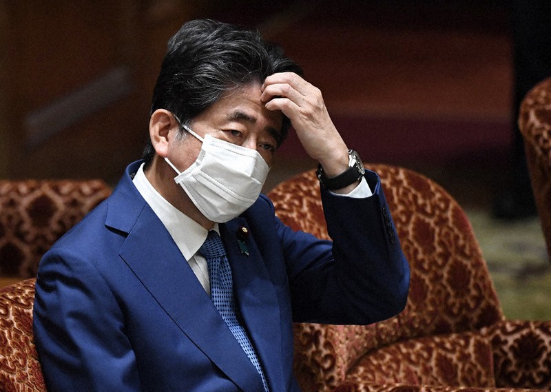 参院議院運営委員会の冒頭、「桜を見る会」前夜祭の費用補塡問題に関する首相在任中の国会答弁を訂正して謝罪し、厳しい表情を見せる安倍晋三前首相=国会内で2020年12月25日午後4時9分、竹内紀臣撮影