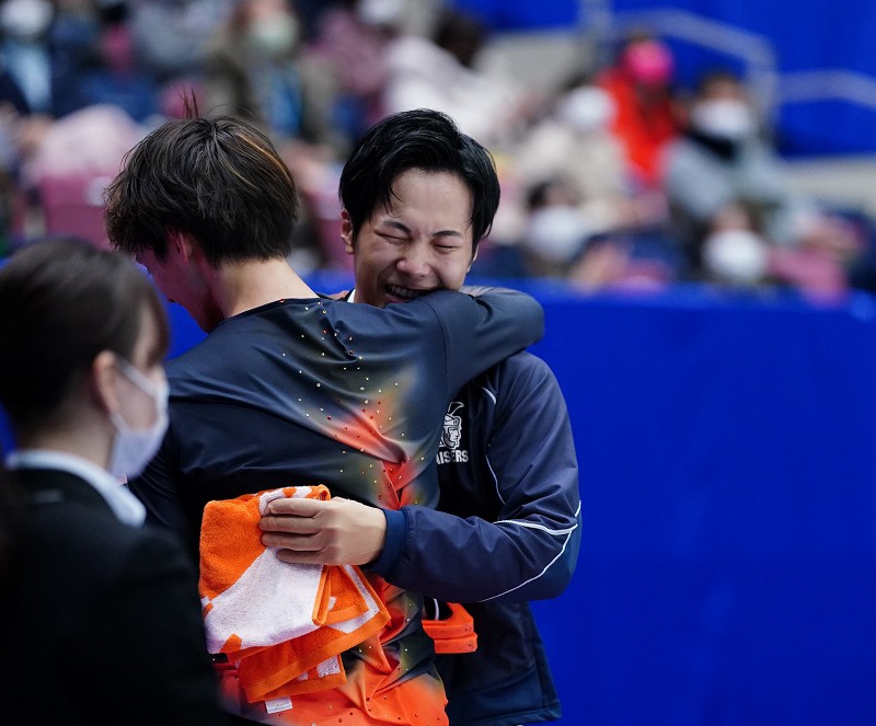 男子フリー、演技を終えた本田太一(右)は涙で日野龍樹と抱き合う=長野市ビッグハットで2020年12月26日(代表撮影)