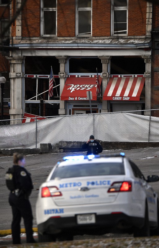 米南部テネシー州ナッシュビルの中心街で、爆発により窓が吹き飛ばされた建物=25日、AP
