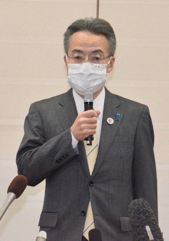 「信頼関係は悪い方向に向かっている」と取材に答える杉本達治知事=福井市の県庁で2020年12月25日午後4時11分、岩間理紀撮影