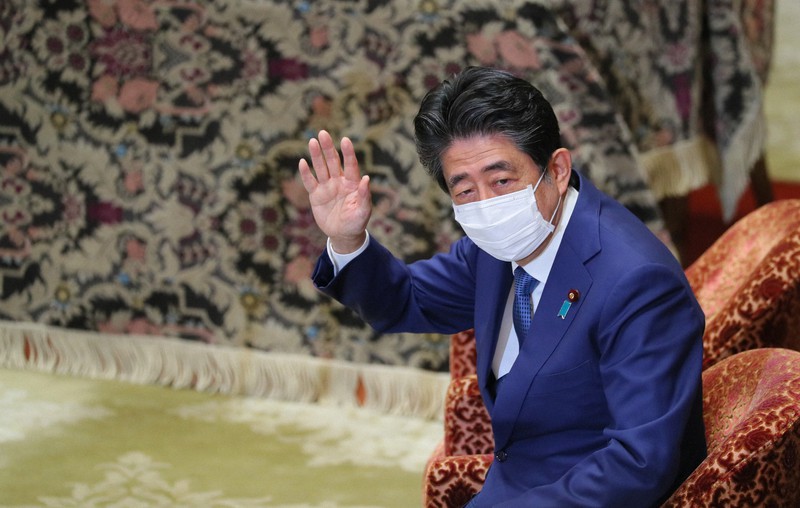 衆院議院運営委員会で立憲民主党の辻元清美氏の質問に答えるため挙手する安倍晋三前首相=国会内で2020年12月25日午後1時38分、長谷川直亮撮影