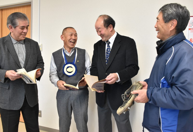 第50回大会で優勝した当時の日記や思い出の品を手に談笑する盛岡工ラグビー部OB=盛岡市羽場で2020年12月16日午後3時34分、山田豊撮影