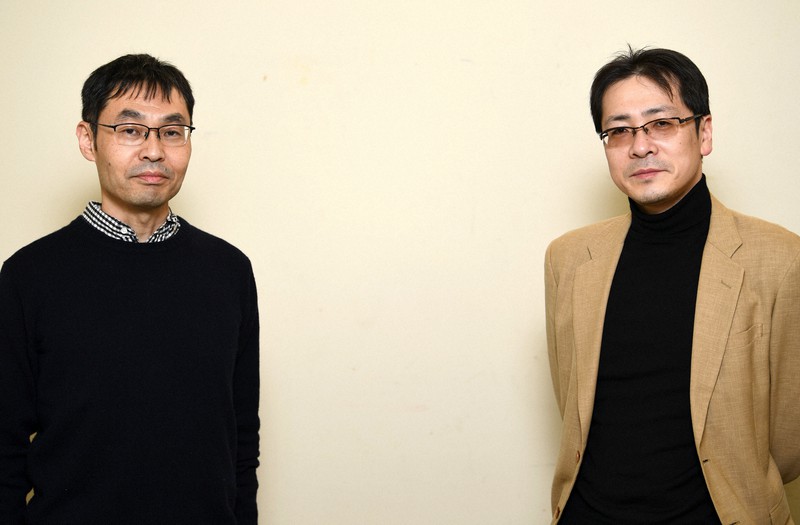 対談に臨む翻訳家の都甲幸治さん(左)と文芸評論家の田中和生さん=東京都千代田区で2020年12月10日、西夏生撮影