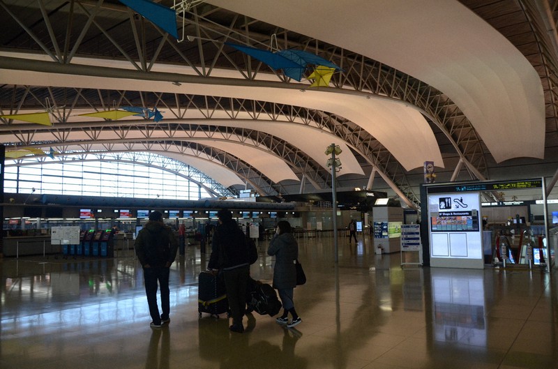 大幅に減便され、閑散とする関西国際空港の国際線出発フロア=同空港で2020年12月27日午前10時1分、鶴見泰寿撮影