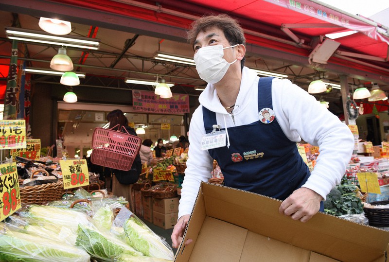 野菜を並べる食品スーパー「アキダイ」の秋葉弘道社長=東京都練馬区のアキダイ関町本店で2020年12月16日午後0時17分、丸山博撮影
