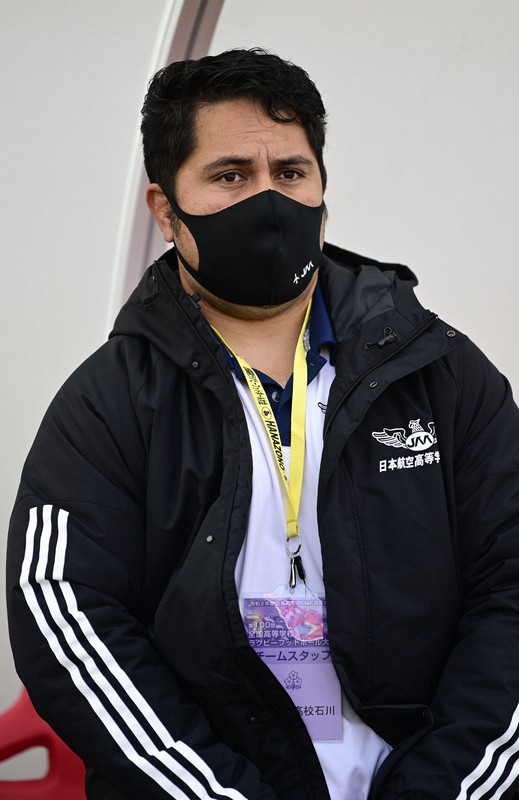 【日本航空石川-黒沢尻北】ベンチで指揮を執る日本航空石川のシアオシ・ナイ監督=東大阪市花園ラグビー場で2020年12月27日、藤井達也撮影