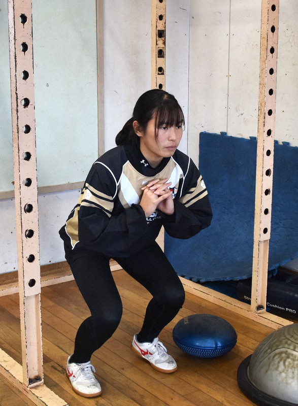 ウエートルームで膝のリハビリに励む大内田夏月さん=福岡県筑紫野市の筑紫高校で2020年12月17日、大坪菜々美撮影
