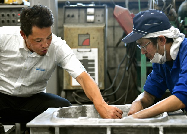 栄鋳造所の鈴木隆史代表取締役社長(左)=東京都八王子市で2020年9月、西夏生撮影