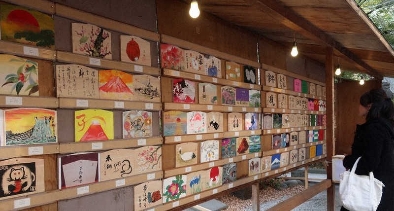 今年行われた有名人慈善絵馬展=神奈川県川崎市川崎区で