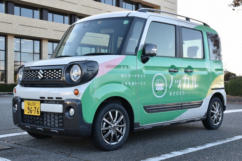 スズキから朝日町に貸与された「ノッカルあさひまち」の車両=富山県朝日町役場で2020年12月9日午後2時32分、砂押健太撮影