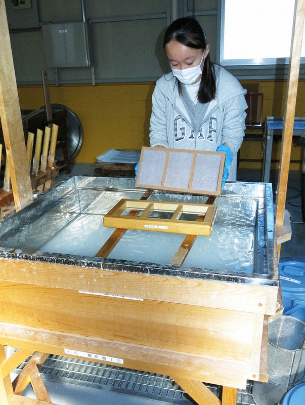 既存の小さな備品で和紙製作に取り組む渡辺萌絵さん=山梨県市川三郷町で2020年12月26日、山本悟撮影