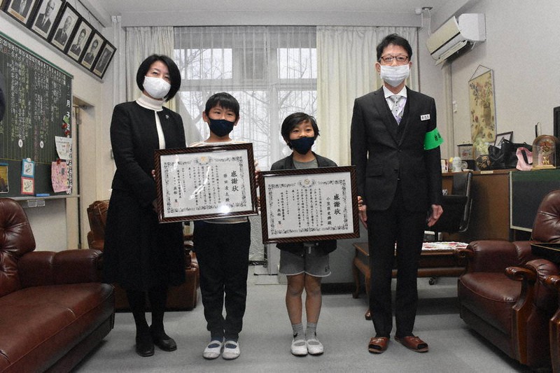 小３ 迷子の５歳保護 ２人に署長感謝状 岐阜中署 岐阜 毎日新聞