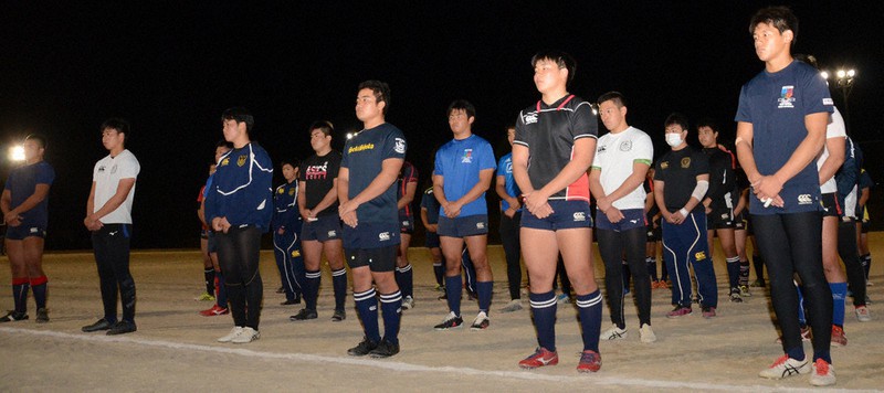 練習を終えて整列する関商工ラグビー部の選手たち=岐阜県関市の同校で2020年12月8日午後6時21分、井上知大撮影