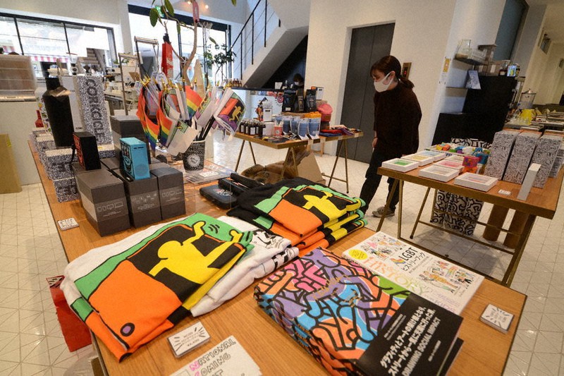 LGBT関連のプリント作品などグッズが並ぶ店内
