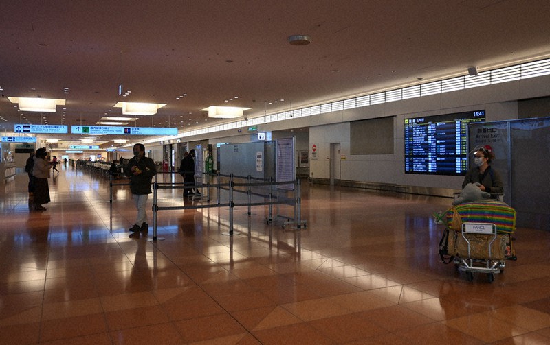 新型コロナウイルスの感染拡大の影響で閑散とした羽田空港国際線到着ロビー=東京都大田区の羽田空港で2020年12月27日午後2時42分、塩田彩撮影