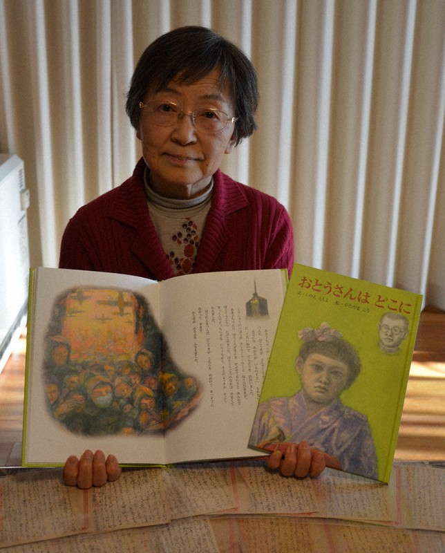 父への思いをつづった絵本を紹介する入江朋代さん=愛知県刈谷市で2020年12月10日、川瀬慎一朗撮影