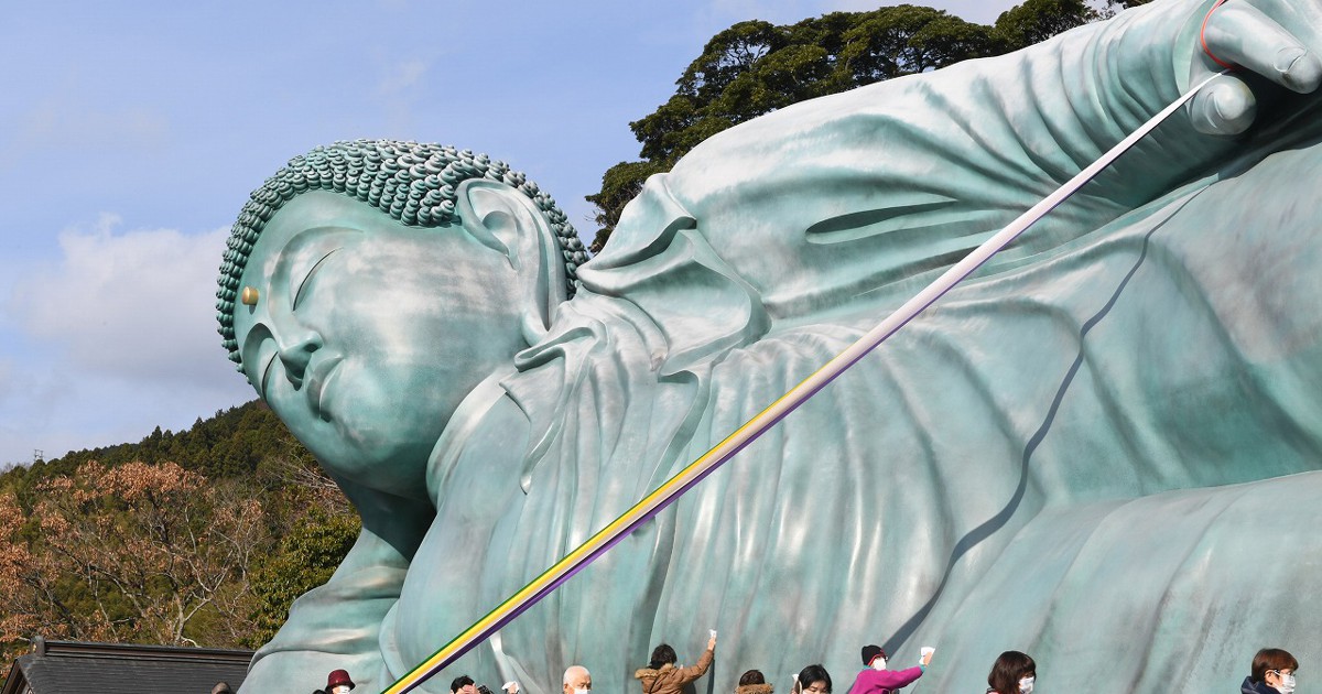 仏像　涅槃仏 南蔵院の釈迦涅槃像（しゃかねはんぞう）は、 全長41m、高さ11m、300