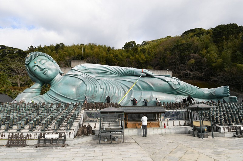 ねぼとけさん、さっぱり 世界最大級の釈迦涅槃像「お身ぬぐい」 福岡