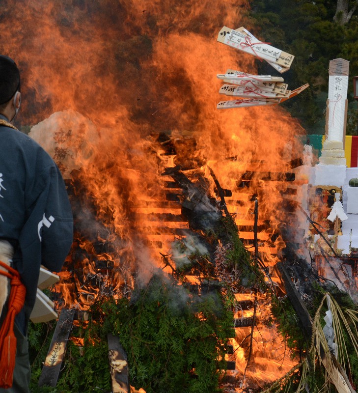 5万枚の祈り「お焚き上げ」 千葉・成田山新勝寺 三が日避け分散参拝