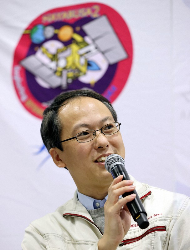 探査機はやぶさ2のカプセルが日本に到着後、記者会見で喜びを語るJAXAの津田雄一・はやぶさ2プロジェクトマネジャー=相模原市中央区で2020年12月8日午後1時52分、幾島健太郎撮影