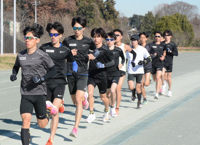 監督、選手全員が初めてのニューイヤー駅伝。「若いチームらしく勢いのある走りを」と意気込む埼玉医科大グループ=埼玉県毛呂山町で2020年12月22日午前11時33分、円谷美晶撮影