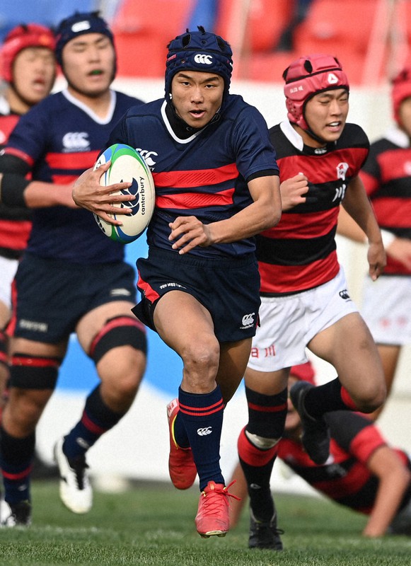 【常翔学園-日川】前半、常翔学園の中村が独走トライ=東大阪市花園ラグビー場で2020年12月28日、猪飼健史撮影