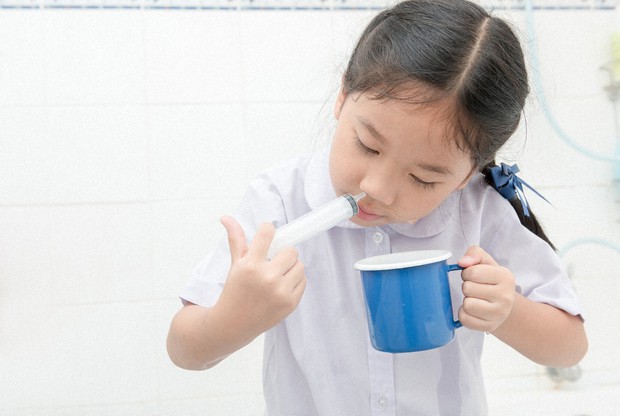鼻を洗う少女(iStock)