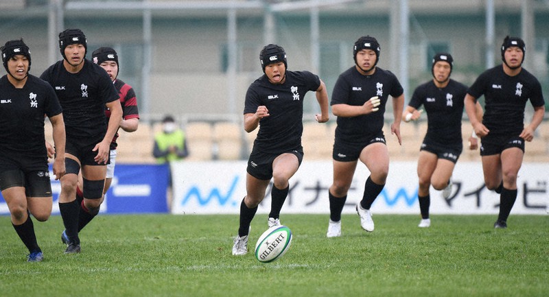 【御所実-報徳学園】前半、ボールを追う御所実の選手たち=東大阪市花園ラグビー場で2020年12月28日、平川義之撮影