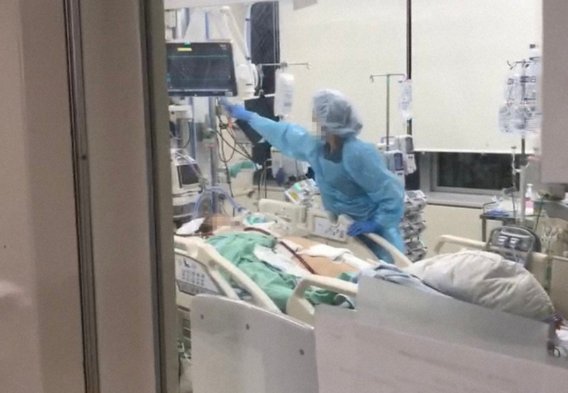 集中治療室で重症患者をケアする昭和大学病院の看護師=16日(同病院提供、画像の一部を加工しています)