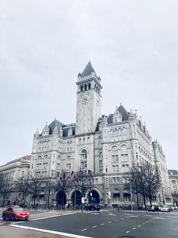 ホワイトハウスと連邦議会議事堂の間に建つトランプ・インターナショナル・ホテル=米ワシントンで2018年12月、高本耕太撮影