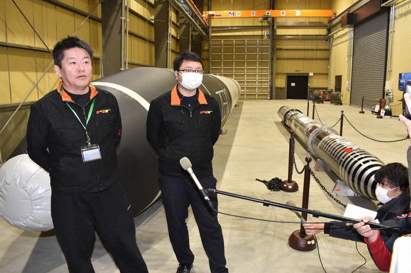 新工場内で取材に応じるIST創業者の堀江貴文さん(左)と稲川貴大社長=北海道大樹町で2020年12月21日、鈴木斉撮影