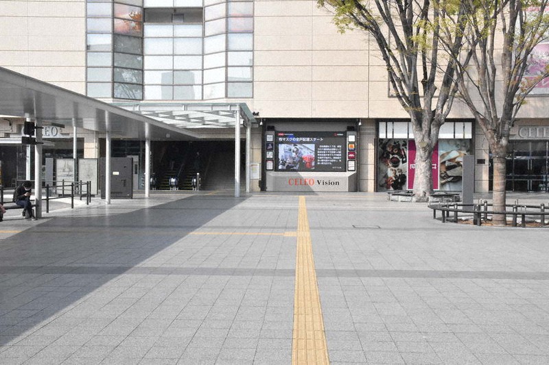 緊急事態宣言の対象地域が全国に拡大し、JR甲府駅前の人通りもまばらに=甲府市で2020年4月、金子昇太撮影