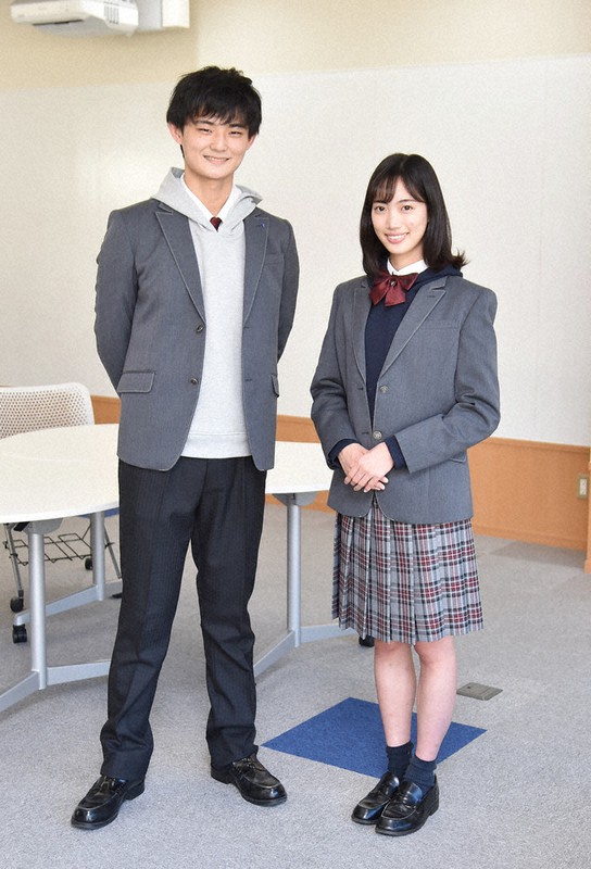 大阪夕陽丘学園高校が2021年度の新入生から導入するリサイクル可能な「SDGs制服」=大阪市天王寺区で2020年11月24日、加古信志撮影