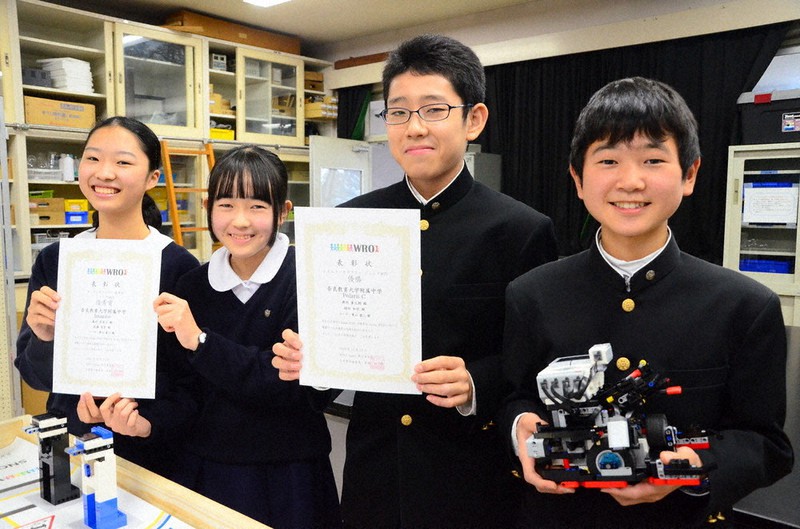 「WRO Japan 2020」で最高賞に輝いた(左から)篠田さん、成瀬さん、福田さん、樫内さん=奈良市の奈良教育大付属中で2020年12月25日午後0時21分、加藤佑輔撮影