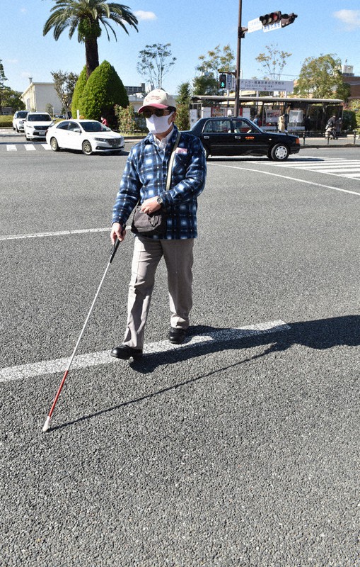 音響式信号機の音が止められた横断歩道を検証する視覚障害者。音をたどれずに横断歩道を大きく外れてしまった=福岡市南区で11月4日、田鍋公也撮影
