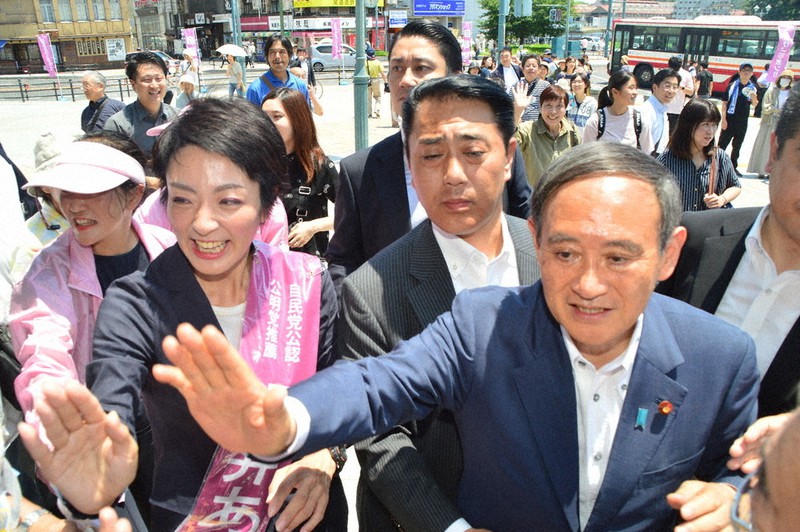 参院選で、河井案里候補(左)の応援に訪れた菅義偉官房長官(右)=広島県尾道市で2019年7月15日午後0時29分、渕脇直樹撮影