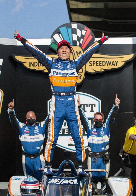 自動車のインディ500で優勝し、両手を突き上げ喜ぶ佐藤琢磨=USAトゥデー・ロイター共同