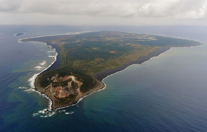 硫黄島。左奥が大坂山地区=東京都小笠原村で2018年1月26日、本社機「希望」から須賀川理撮影