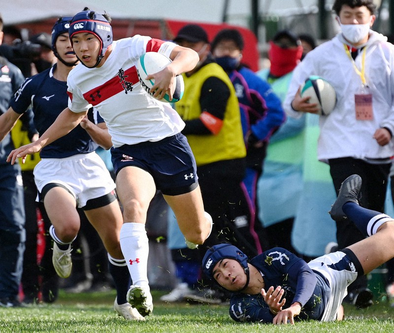 【東海大相模-山形中央】前半、東海大相模がラインアウトからパスをつなぎ有本がトライ=東大阪市花園ラグビー場で2020年12月30日、猪飼健史撮影