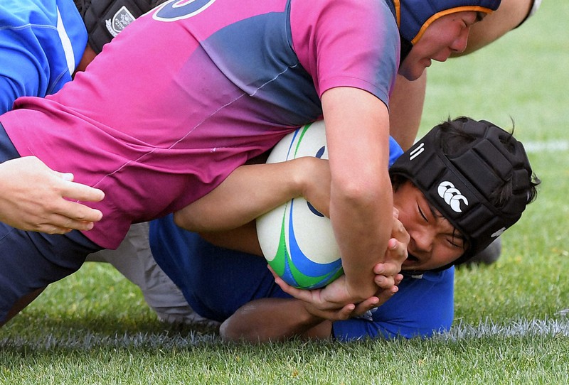 【御所実-国学院栃木】後半、ゴール前のモールから御所実の須股が抜け出しトライ=東大阪市花園ラグビー場で2020年12月30日、津村豊和撮影