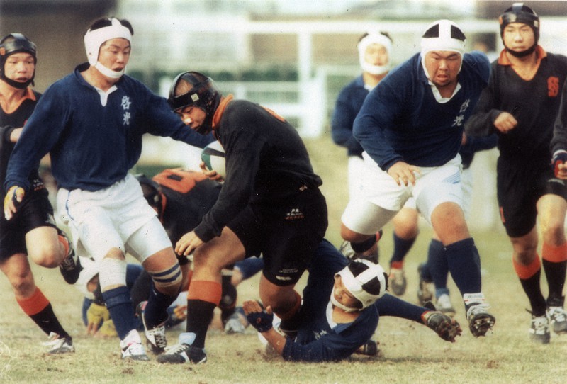 第76回全国高校ラグビー決勝で啓光学園(現常翔啓光学園)と激戦を繰り広げた西陵商(現西陵)の選手(中央)ら=東大阪市で1997年1月7日、山下恭二撮影