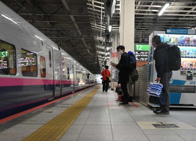 年末の帰省シーズンでも混雑がみられない新幹線ホーム=JR仙台駅で2020年12月30日午後3時11分、藤田花撮影