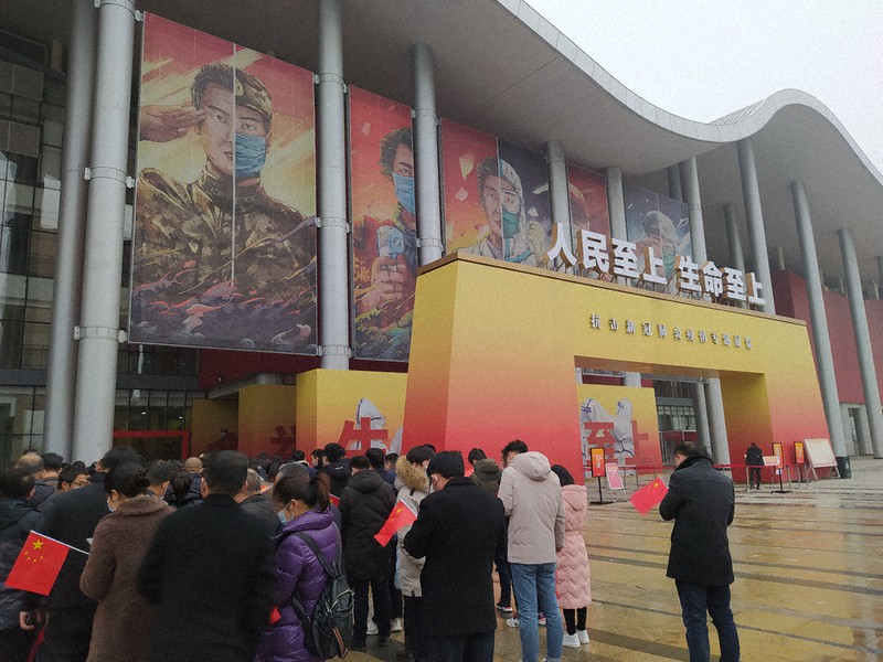 新型コロナウイルス対策をテーマにした展覧会場前で行列を作る団体客=中国湖北省武漢市で2020年12月8日、河津啓介撮影