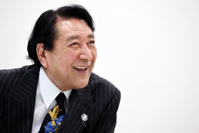 歴代ウルトラマンが九谷焼で勢ぞろい 緻密な模様で 競演 毎日新聞