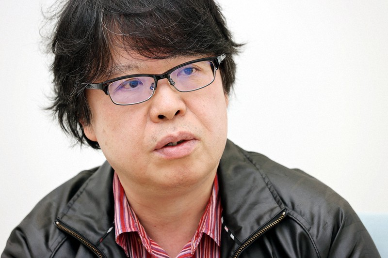 インタビューに答える美術評論家の椹木野衣さん=東京都渋谷区で、幾島健太郎撮影